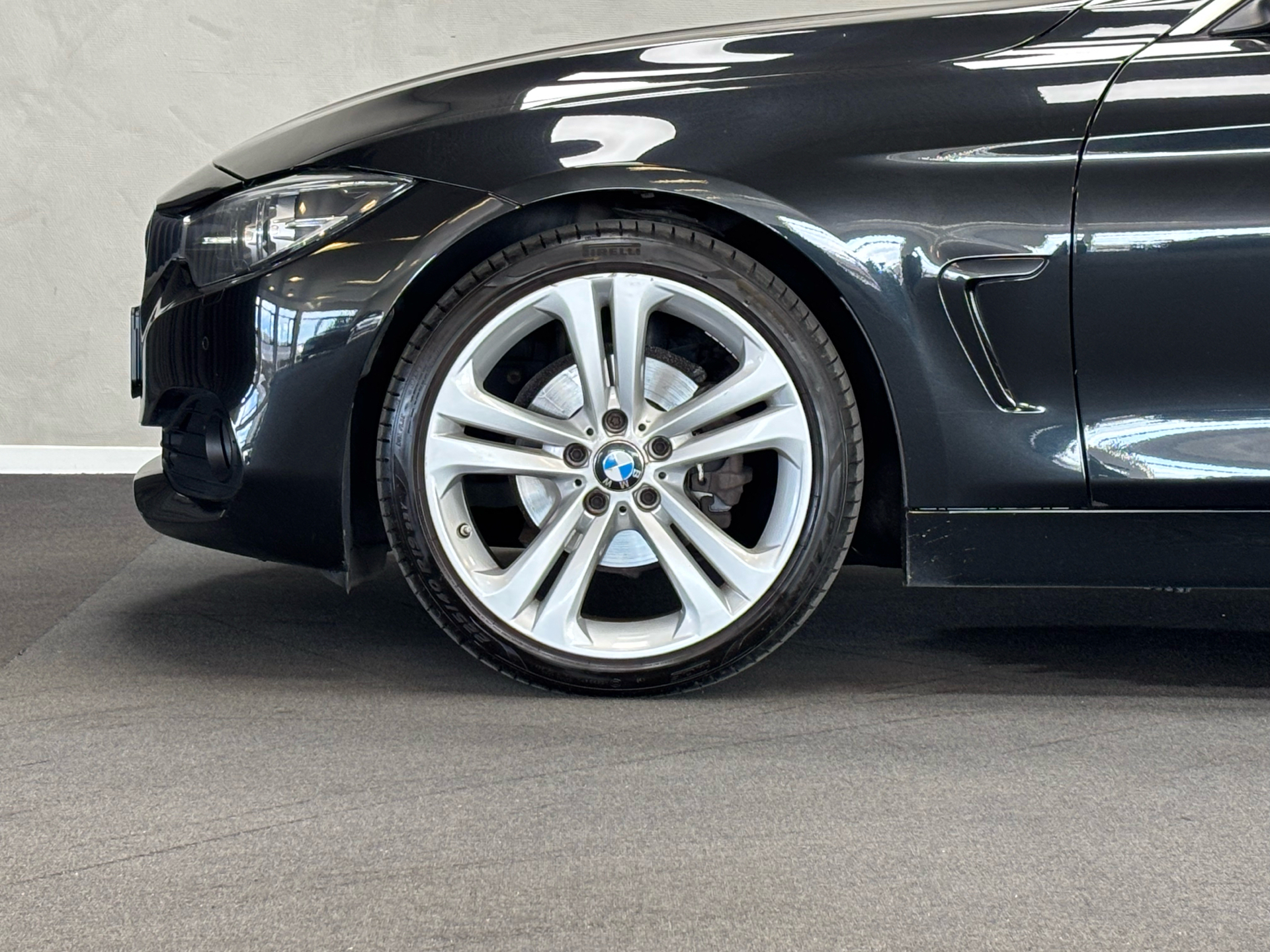 Sort BMW 420i fra 2018 set udefra