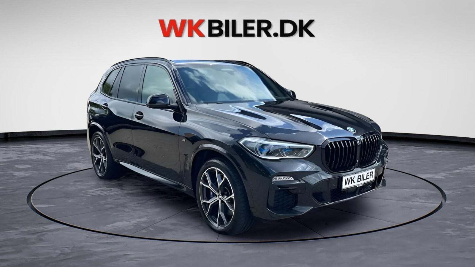 Sort BMW X5 fra 2021 set udefra