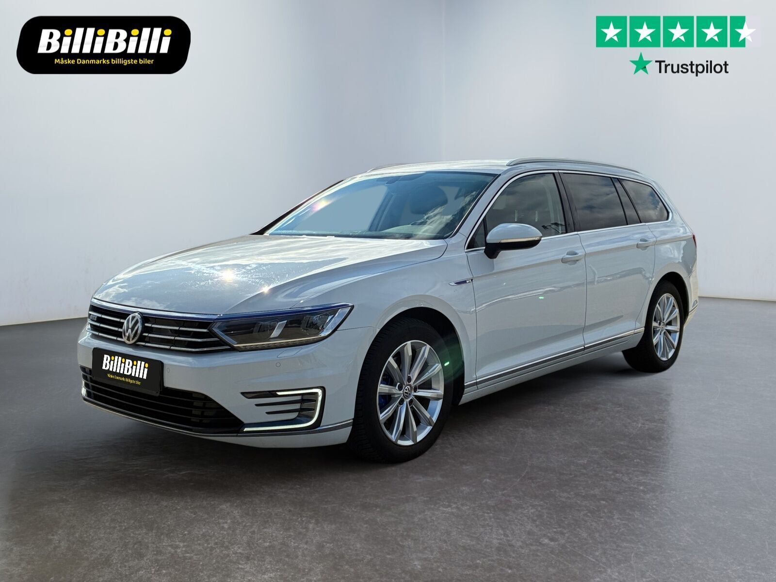 Hvid VW Passat fra 2017 set udefra
