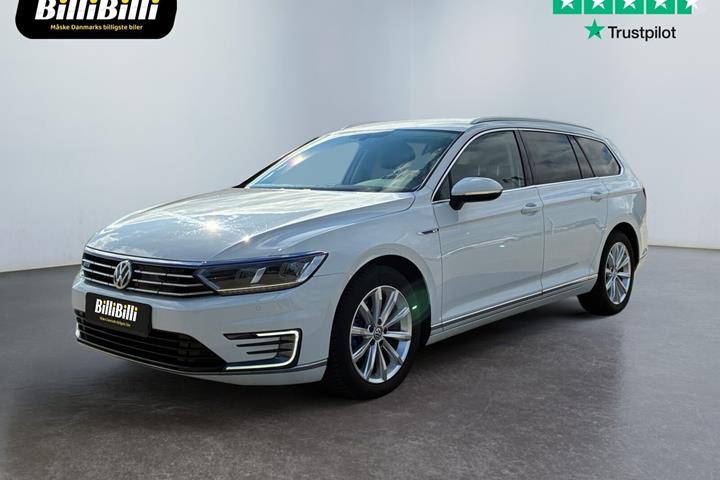 Hvid VW Passat fra 2017 set udefra