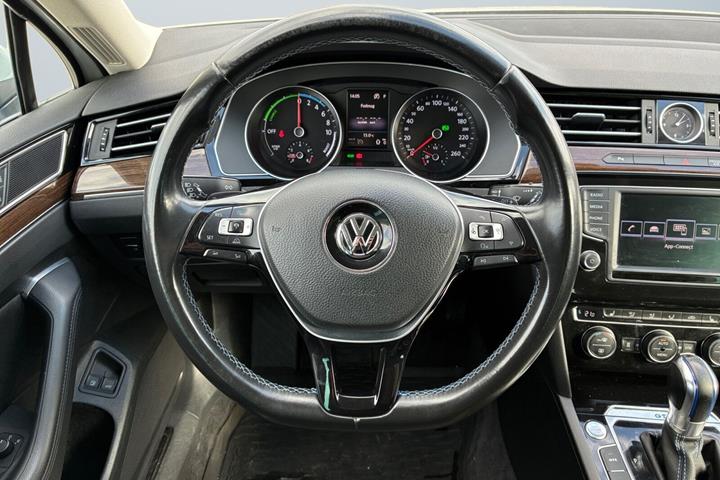 Hvid VW Passat fra 2017