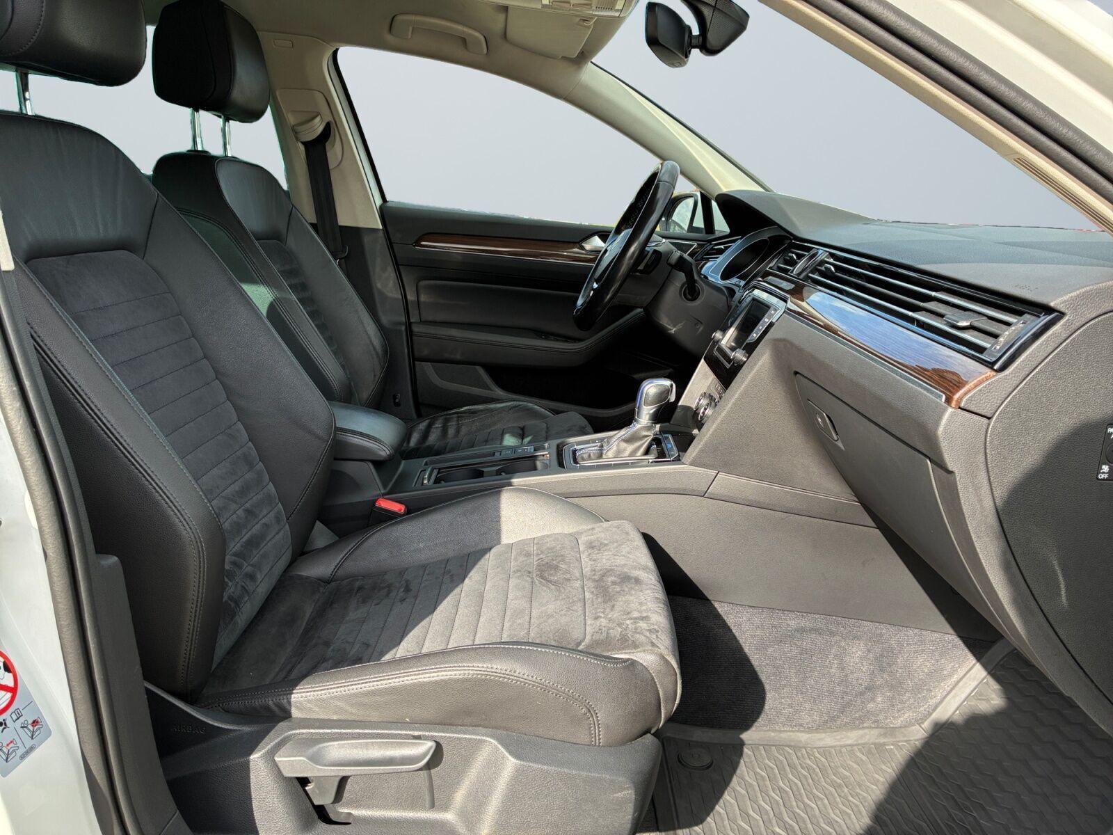 Hvid VW Passat fra 2017