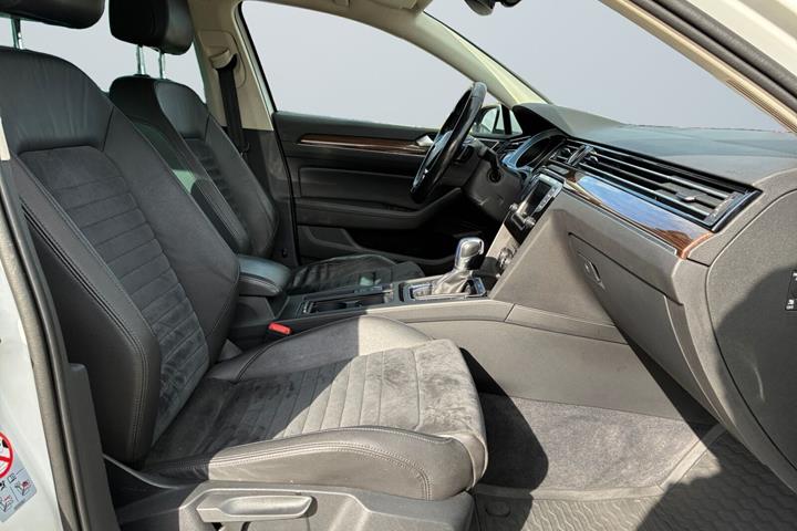 Hvid VW Passat fra 2017