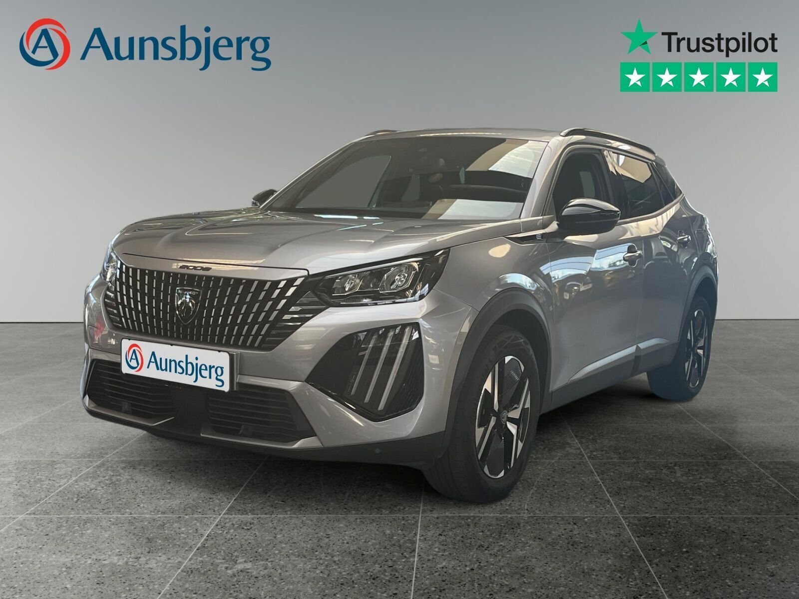 Grå Peugeot e-2008 fra 2023 set udefra