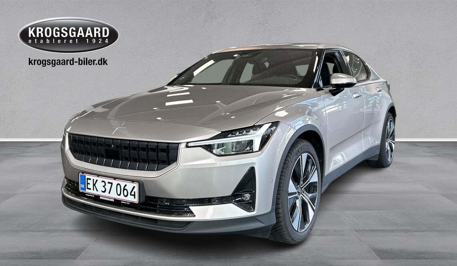 Beige Polestar 2 fra 2023 set udefra
