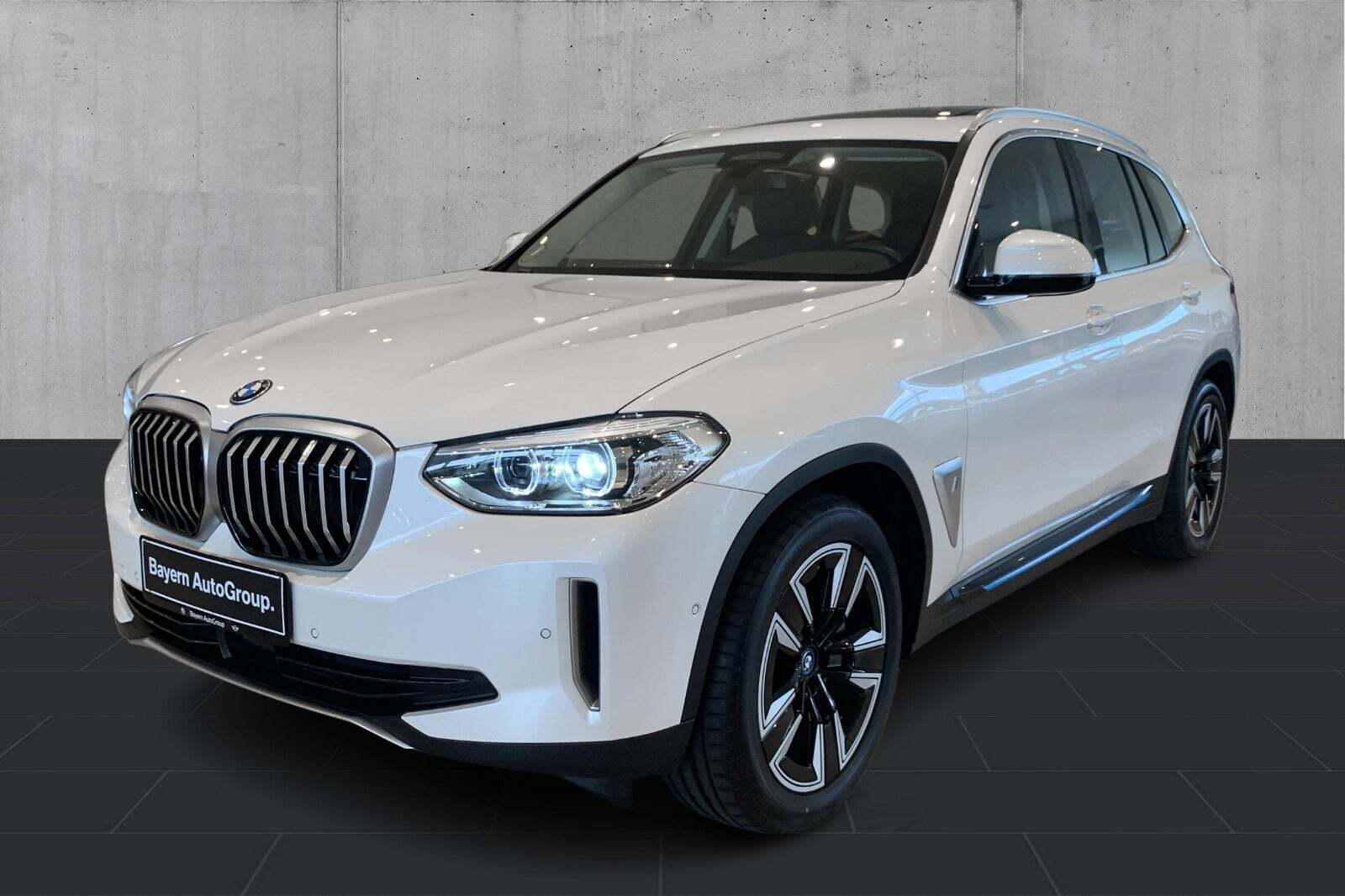 Hvid BMW iX3 fra 2021 set udefra