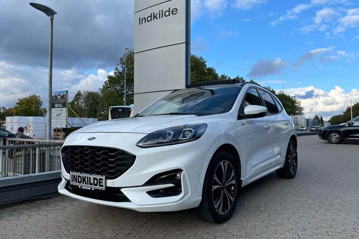 Hvid Ford Kuga fra 2020 set udefra