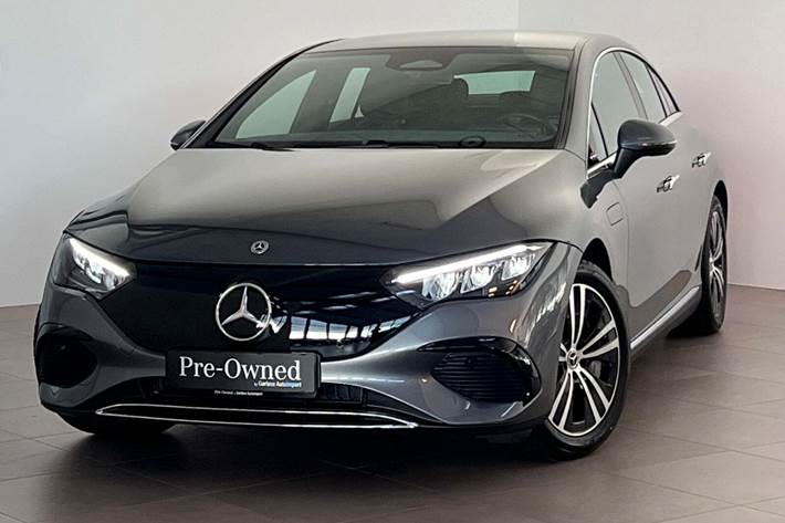 Grå Mercedes EQE300 fra 2025 set udefra