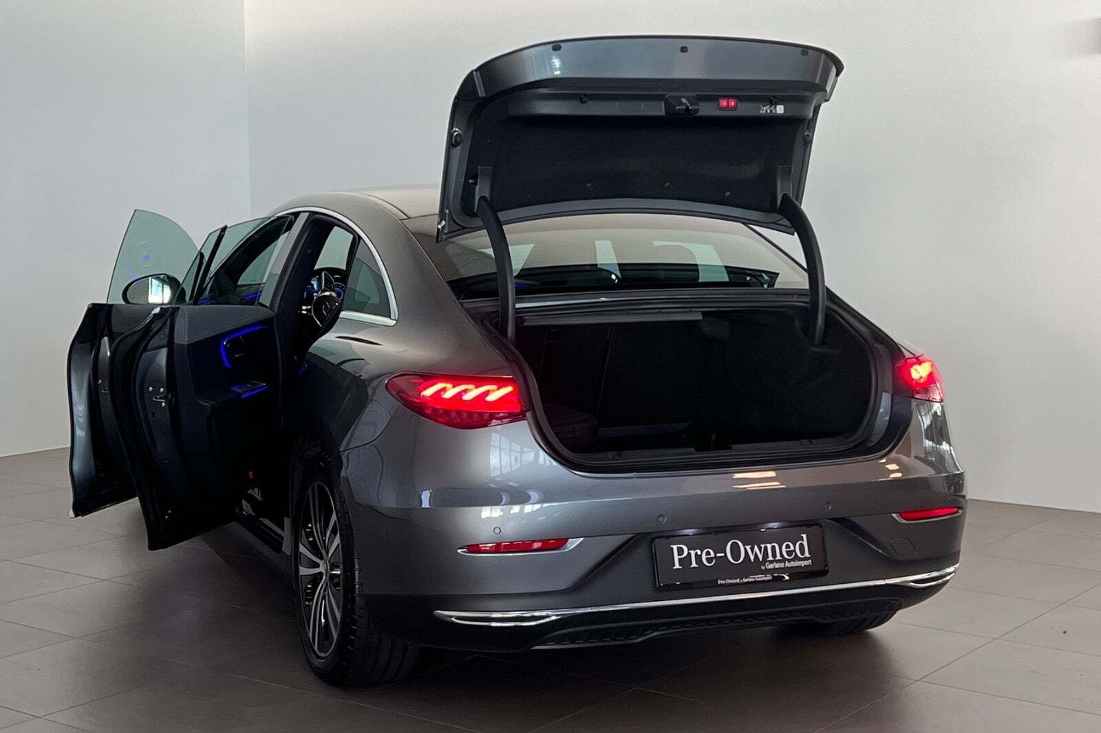 Grå Mercedes EQE300 fra 2025