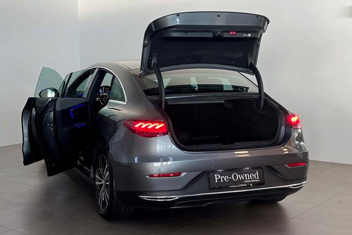 Grå Mercedes EQE300 fra 2025