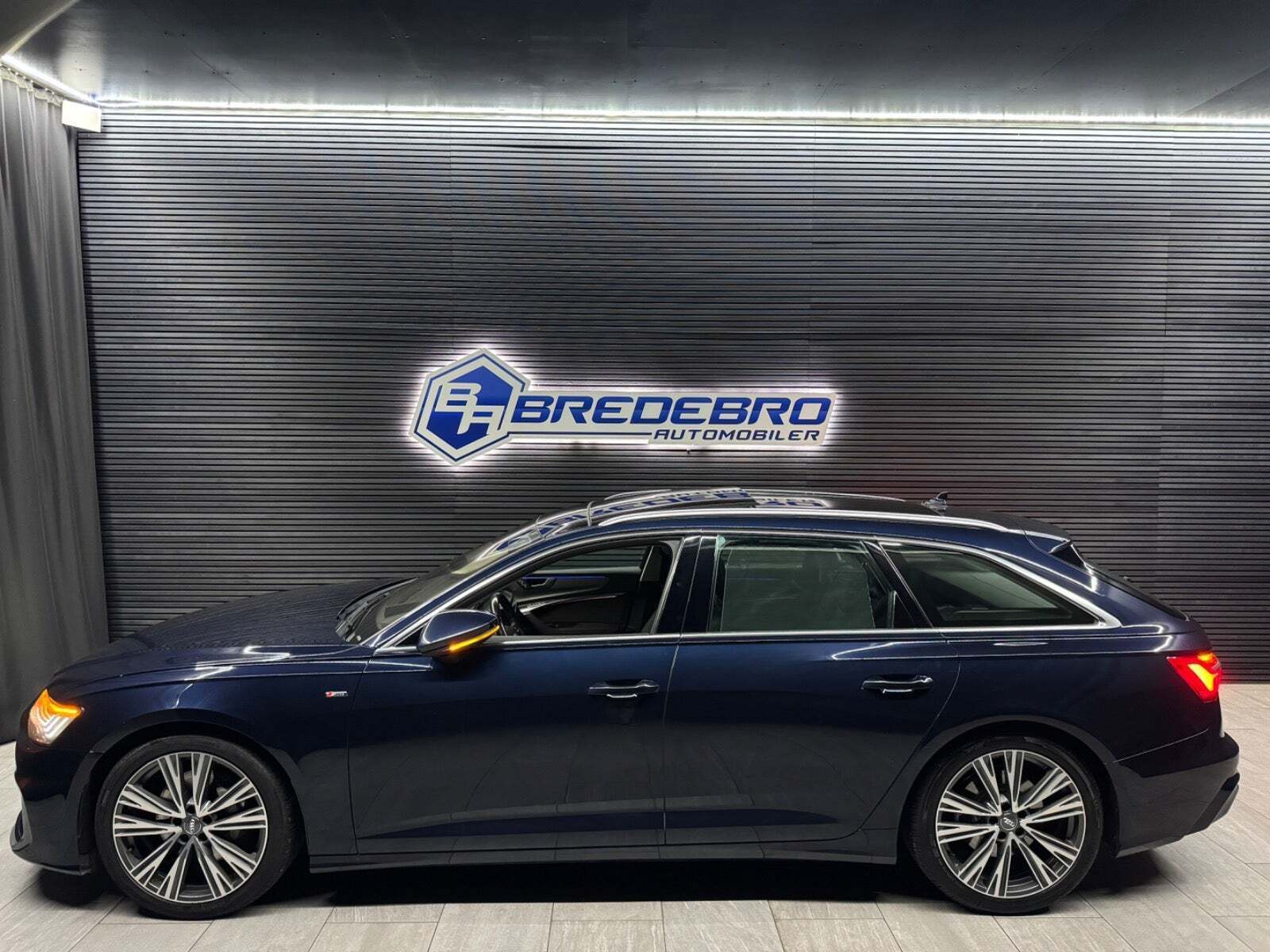 Blå Audi A6 fra 2018