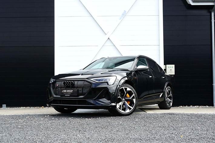 Sort Audi e-tron S fra 2021 set udefra
