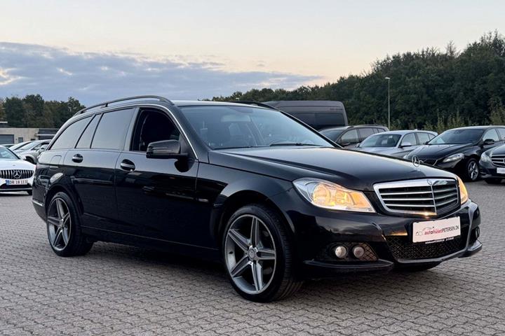 Sort Mercedes C220 fra 2011 set udefra