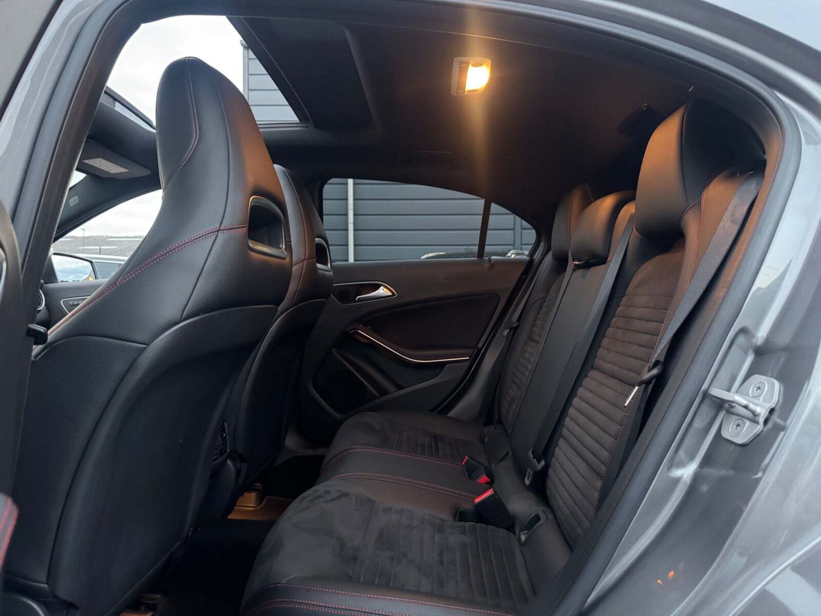 Grå Mercedes A220 d fra 2015 set indefra