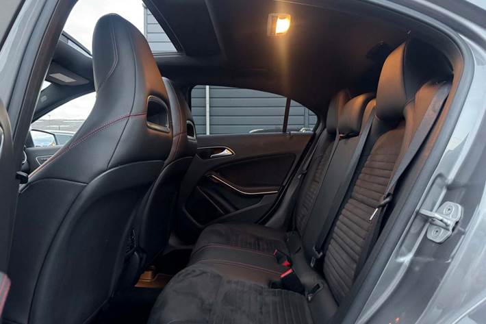 Grå Mercedes A220 d fra 2015 set indefra