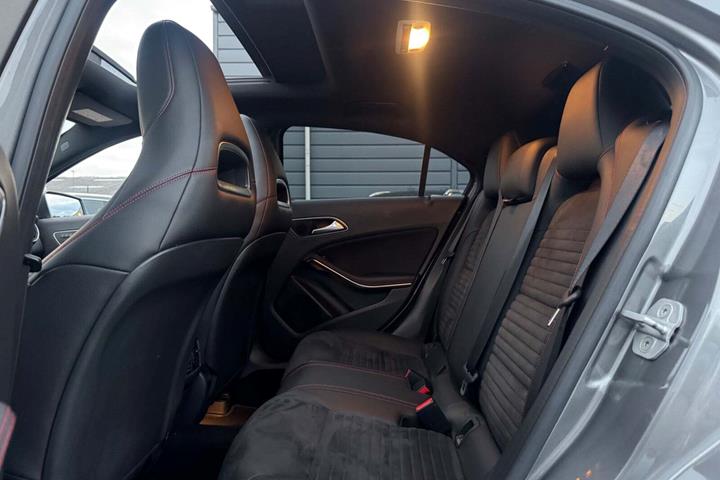 Grå Mercedes A220 d fra 2015 set indefra
