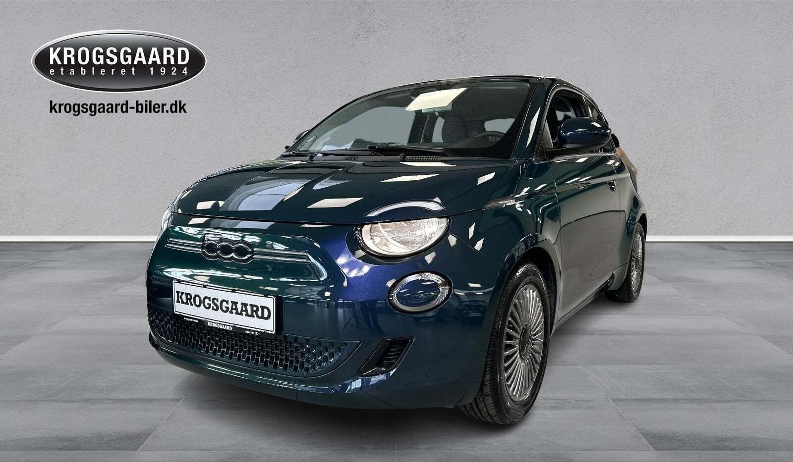 Blå Fiat 500e fra 2023 set udefra