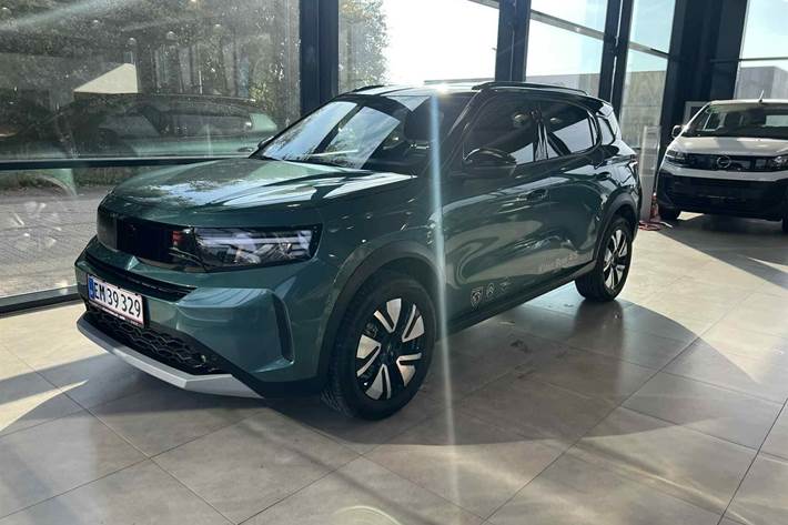 Grøn Opel Frontera fra 2025 set udefra
