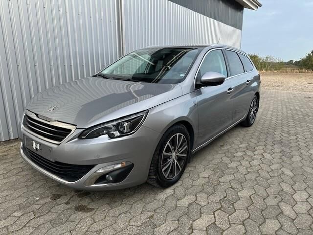 Grå Peugeot 308 fra 2016 set udefra