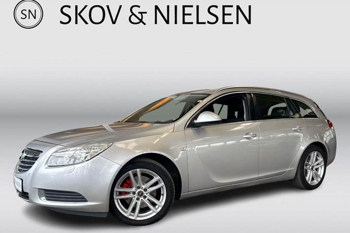 Sølv Opel Insignia fra 2010 set udefra
