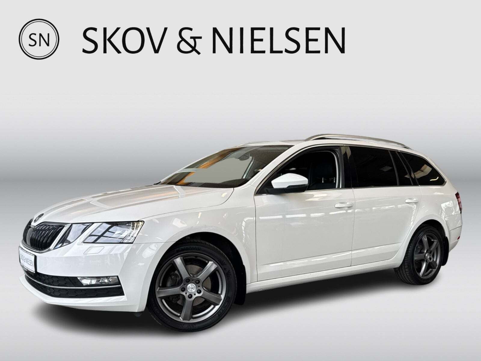 Hvid Skoda Octavia fra 2018 set udefra