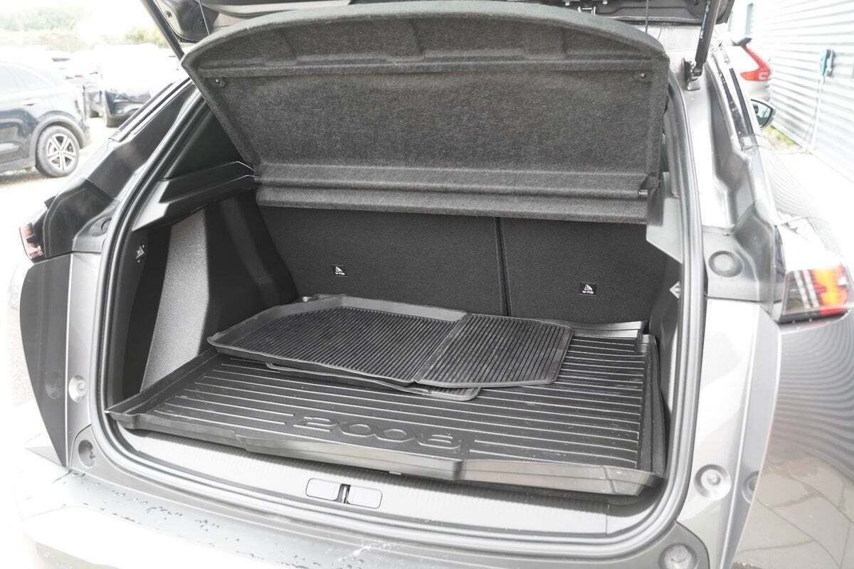 Grå Peugeot 2008 fra 2021