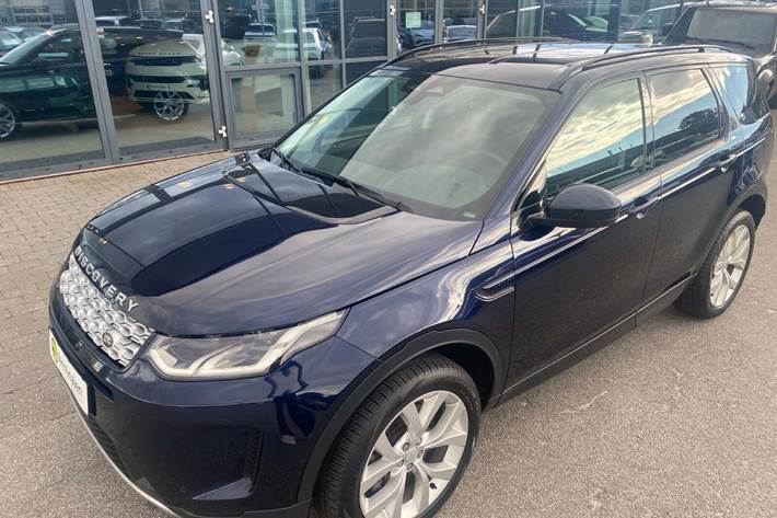 Blå Land Rover Discovery Sport fra 2023 set udefra