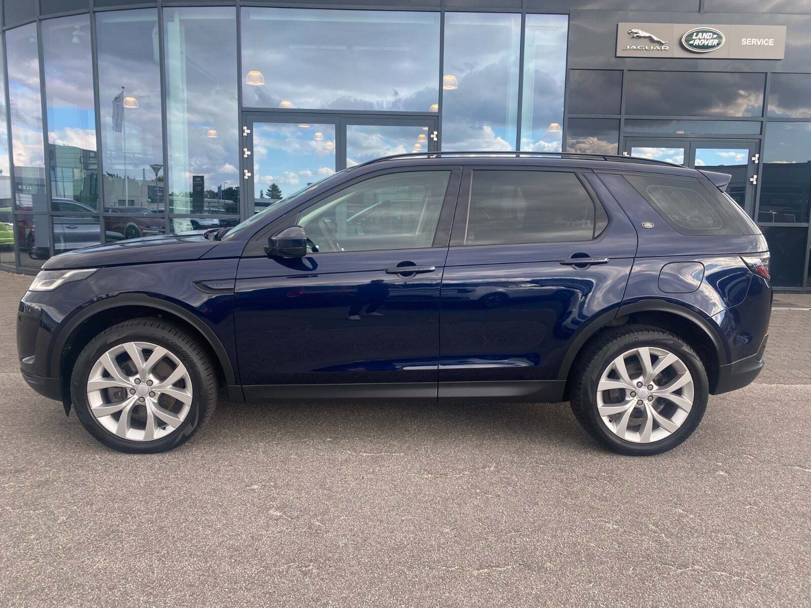 Blå Land Rover Discovery Sport fra 2023