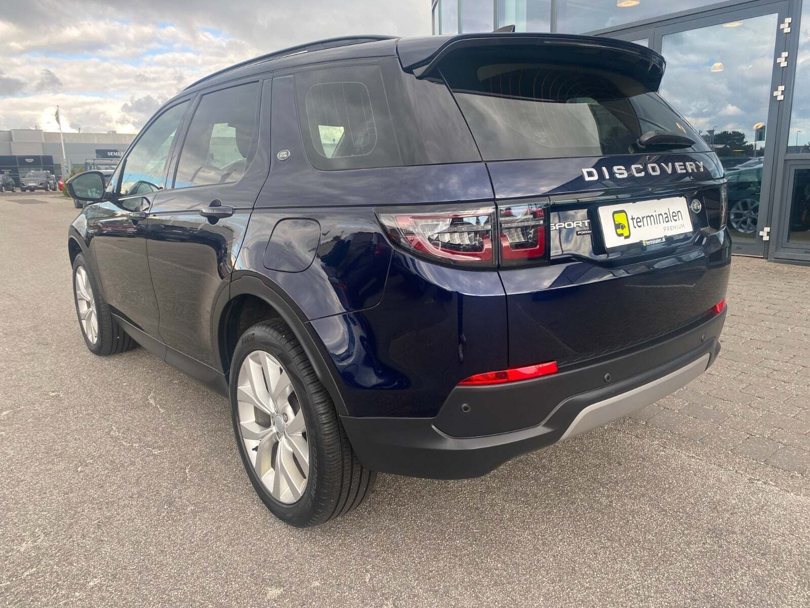 Blå Land Rover Discovery Sport fra 2023
