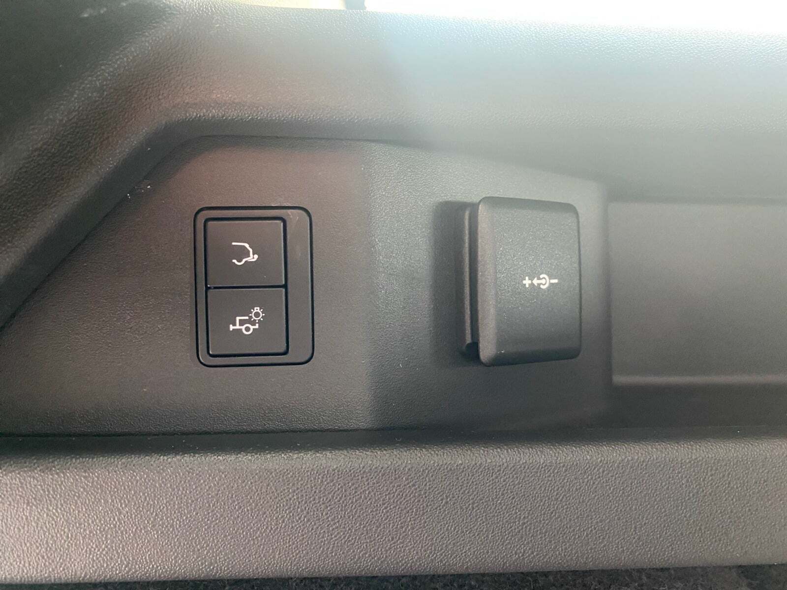 Blå Land Rover Discovery Sport fra 2023 set indefra
