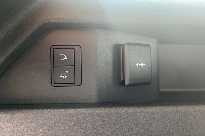 Blå Land Rover Discovery Sport fra 2023 set indefra