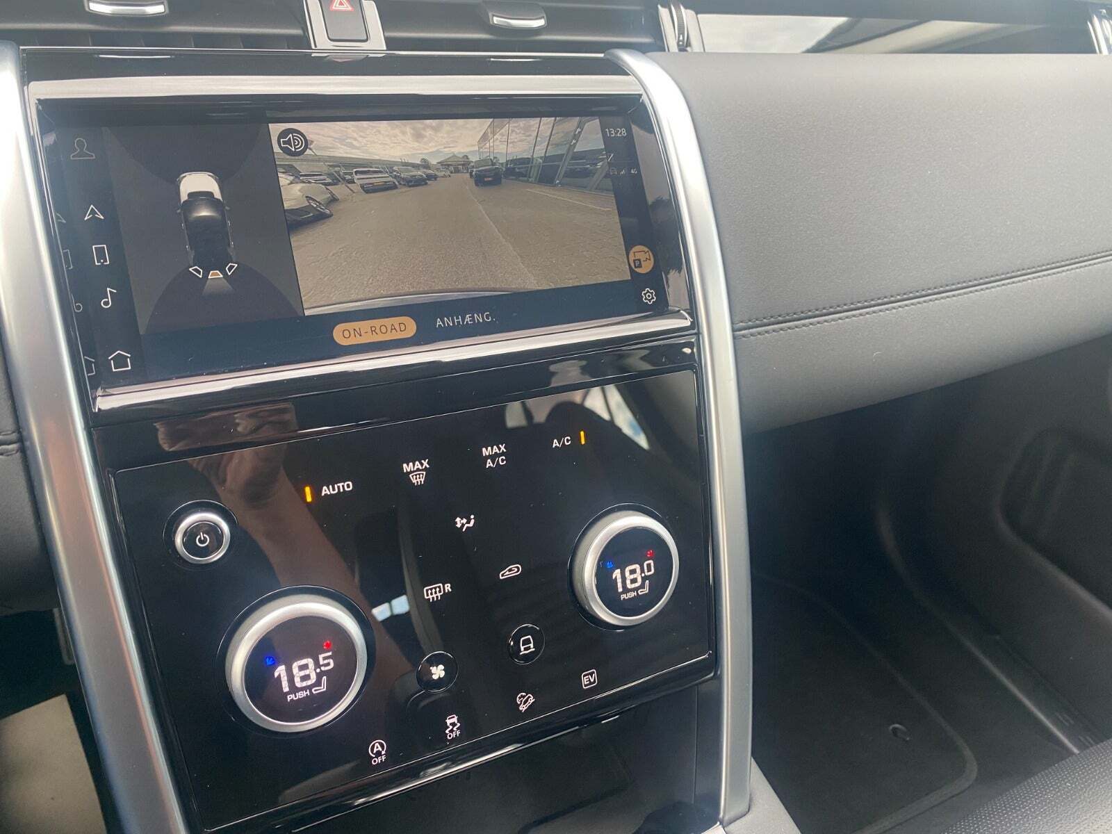 Blå Land Rover Discovery Sport fra 2023 set indefra