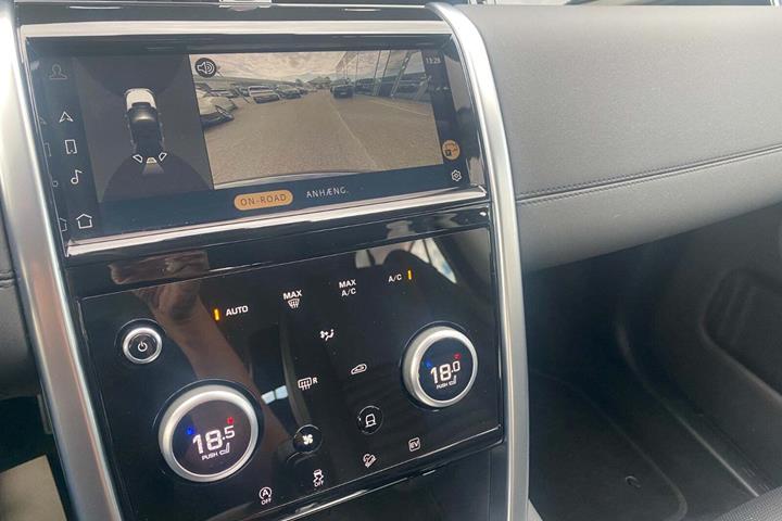 Blå Land Rover Discovery Sport fra 2023 set indefra