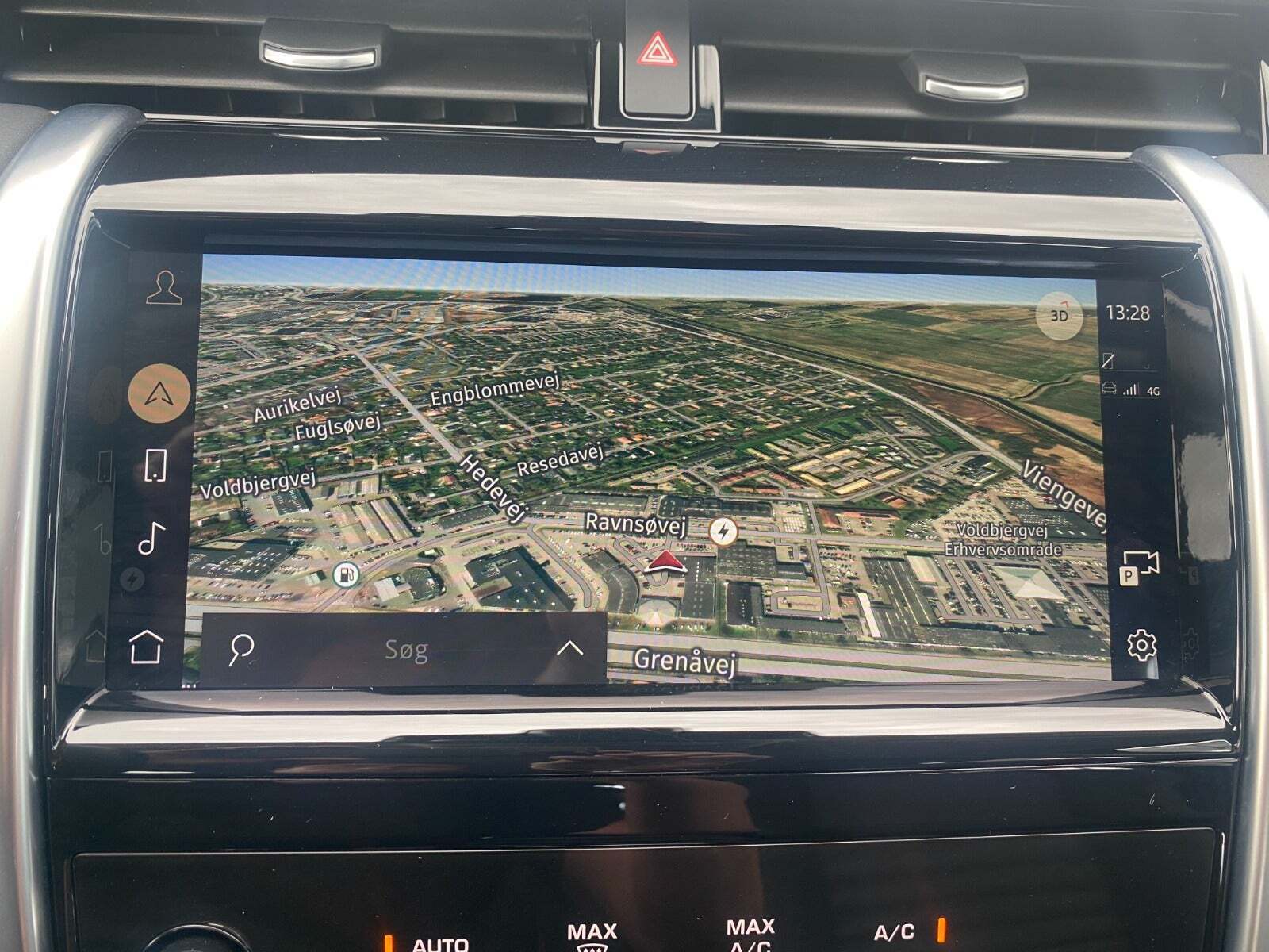 Blå Land Rover Discovery Sport fra 2023 set indefra