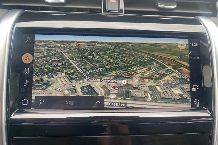 Blå Land Rover Discovery Sport fra 2023 set indefra