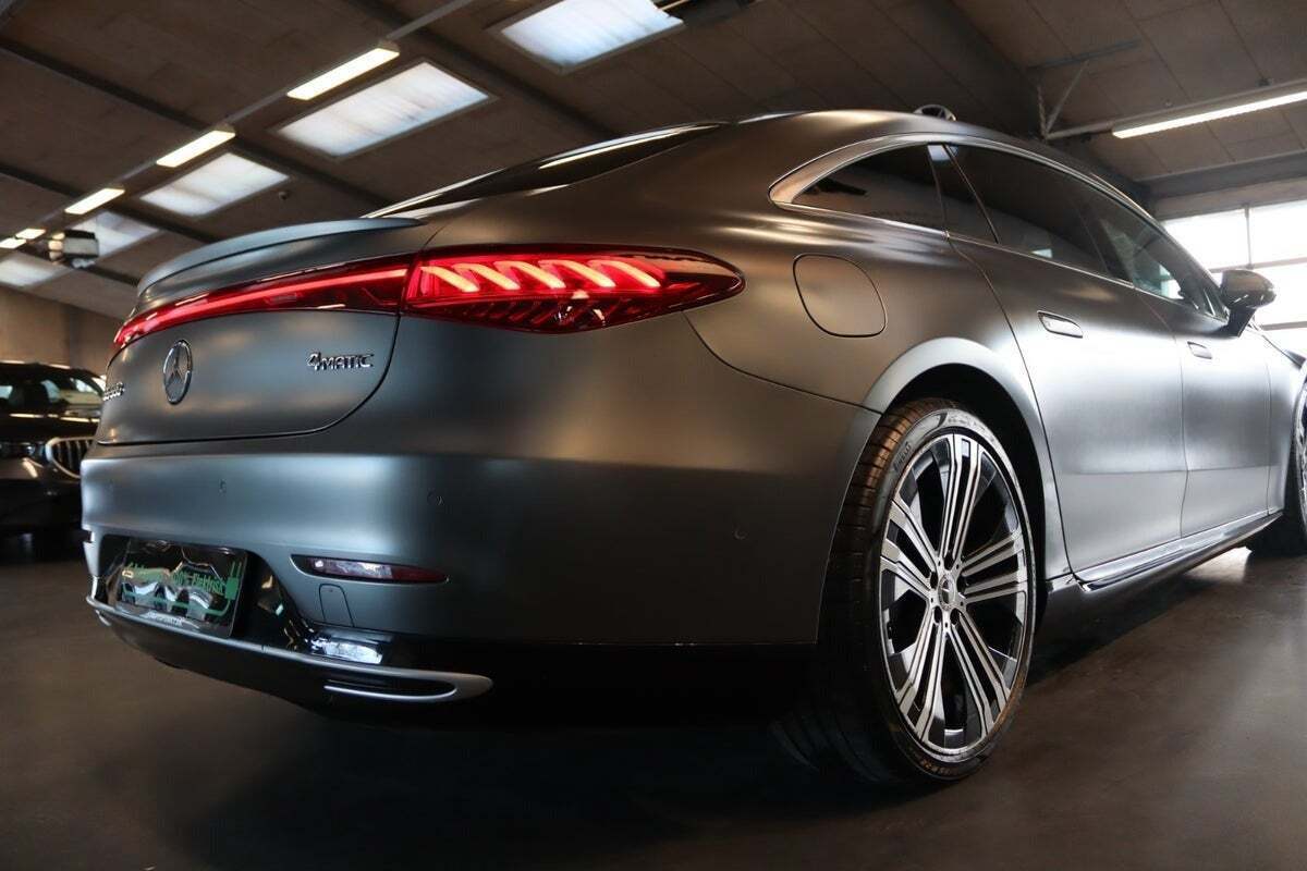 Grå Mercedes EQS580 fra 2022