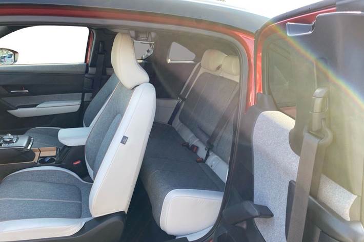 Rød Mazda MX-30 fra 2025