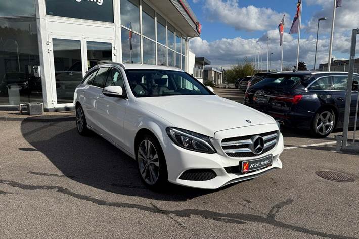 Hvid Mercedes C350 e fra 2016 set udefra