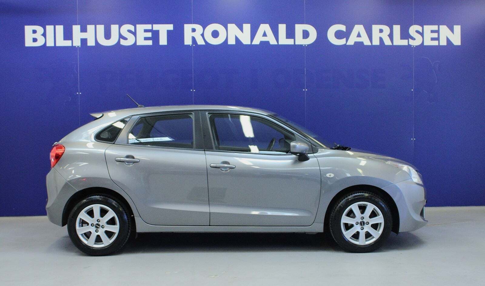 Grå Suzuki Baleno fra 2016