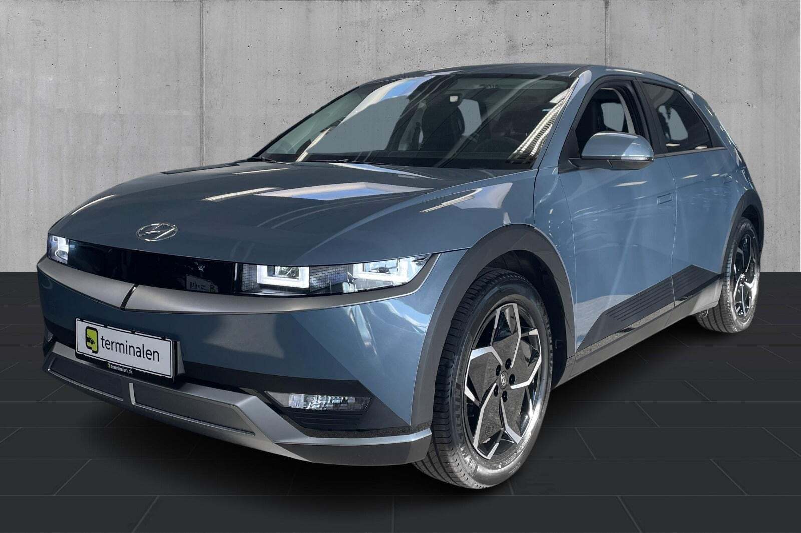 Blå Hyundai Ioniq 5 fra 2024 set udefra