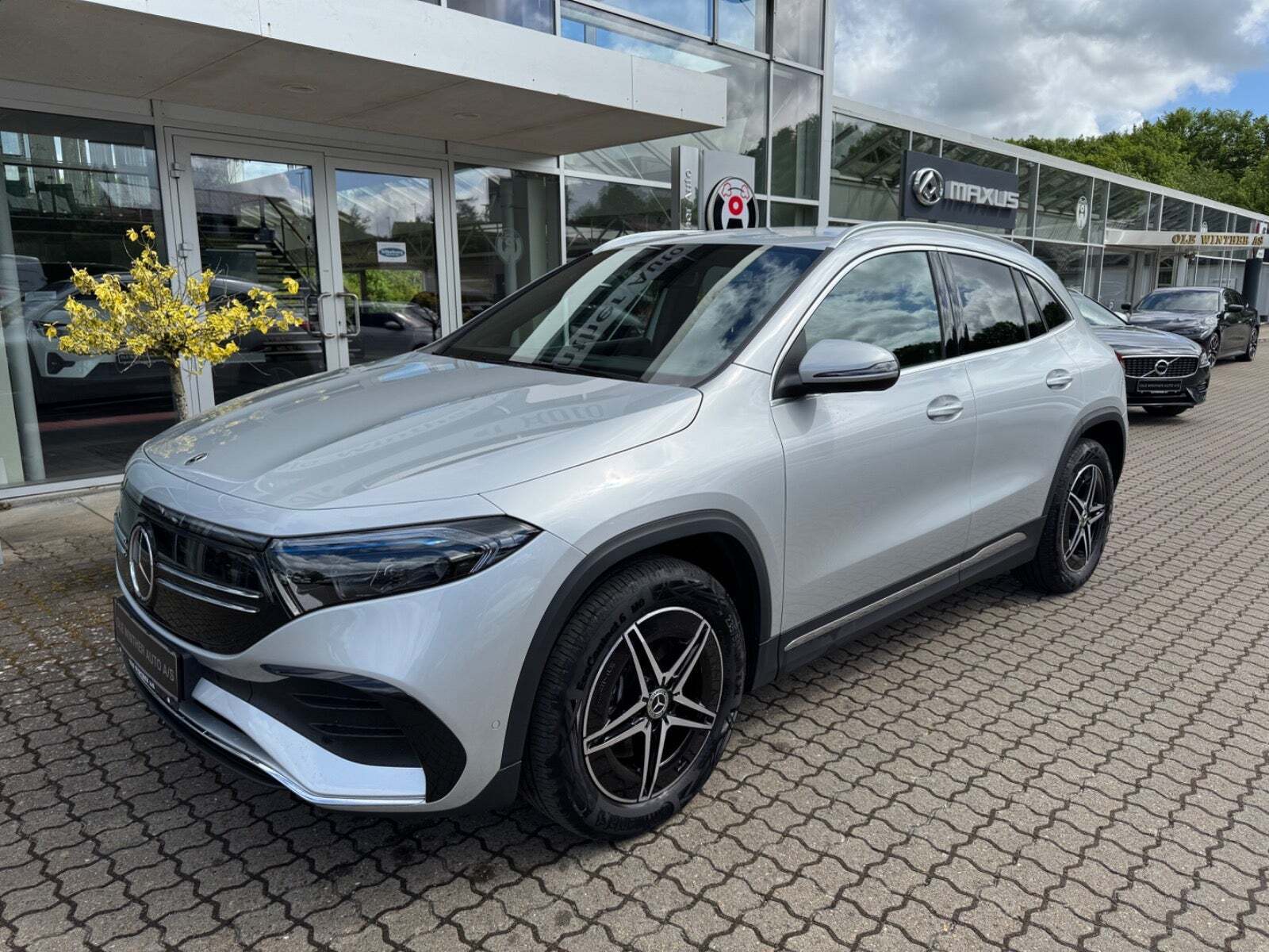 Grå Mercedes EQA350 fra 2024 set udefra