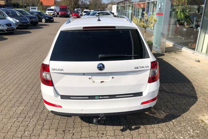 Hvid Skoda Octavia fra 2017