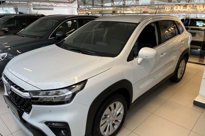 Hvid Suzuki S-Cross fra 2023 set udefra