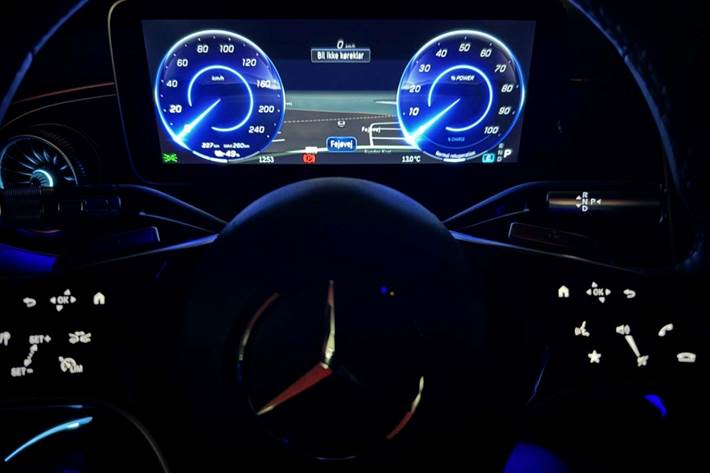 Sort Mercedes EQS450 SUV fra 2023 set indefra