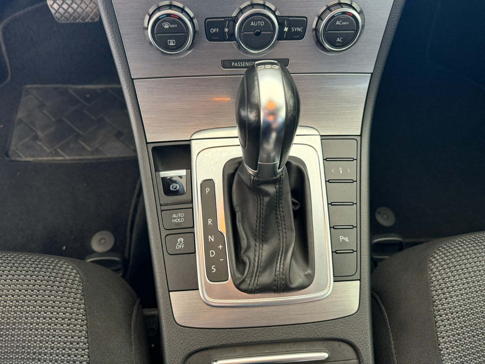 Grå VW Passat fra 2012