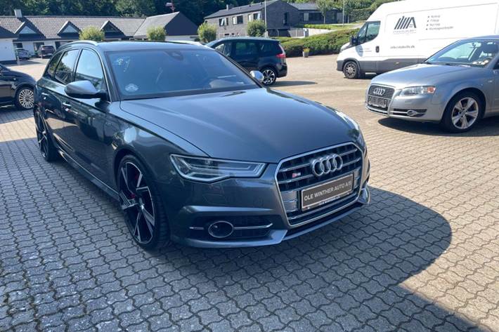 Grå Audi S6 fra 2017 set udefra