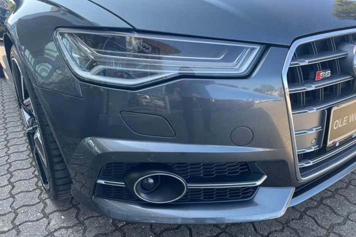 Grå Audi S6 fra 2017 set udefra