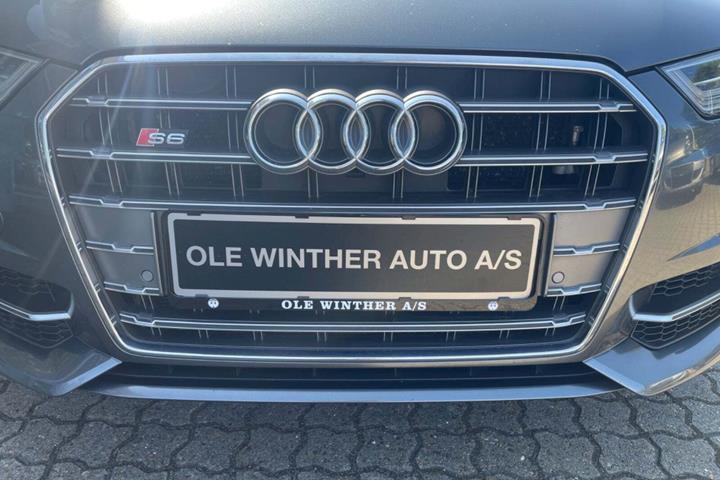 Grå Audi S6 fra 2017 set udefra