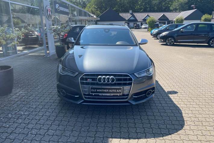 Grå Audi S6 fra 2017 set udefra