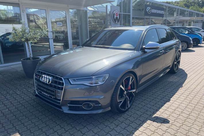 Grå Audi S6 fra 2017 set udefra